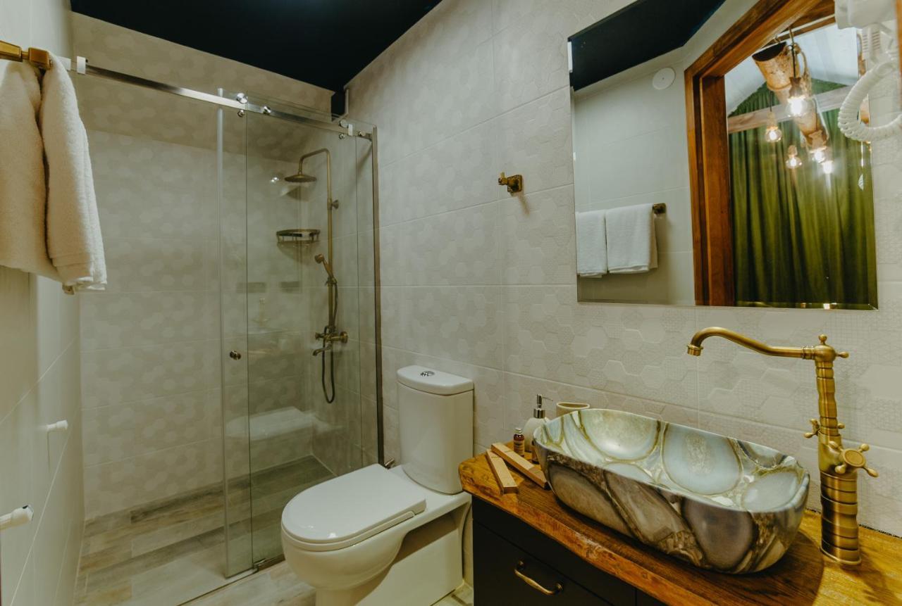 Wanderholic Hotell Telavi Exteriör bild